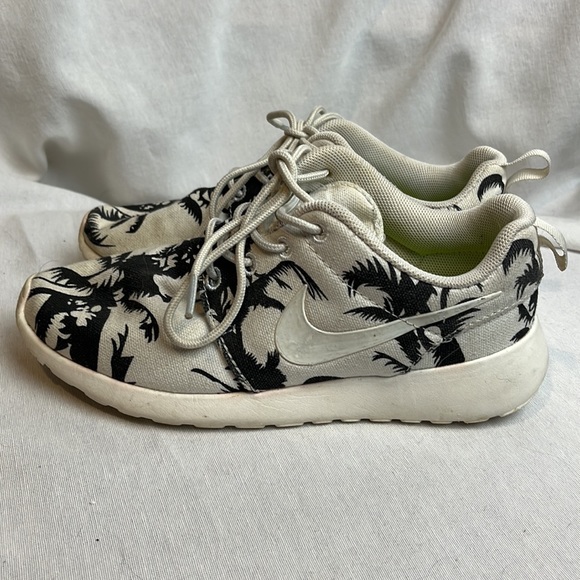 Nike Palm Tree Roshe Run Sneakers - Picture 3 of 8
